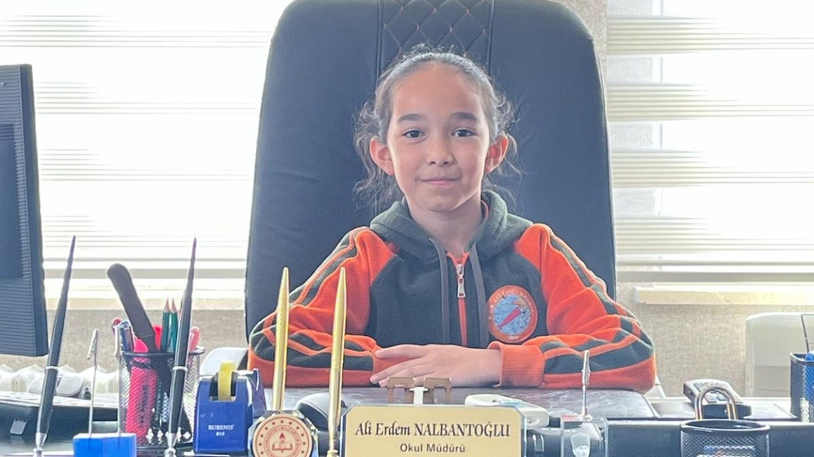 3D Sınıfı Öğrencisi Fatma Liva Öner 23 Nisan'da Okul Müdürü Koltuğuna Oturdu